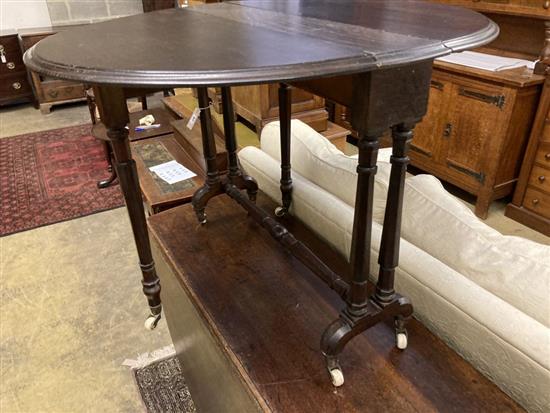 A mid Victorian oak Sutherland table, width 90cm height 74cm